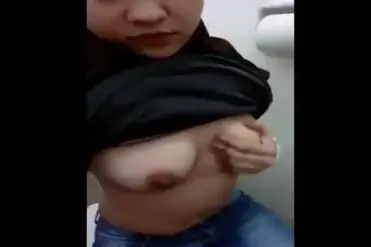 Video ABG Jilbab Hitam Masturbasi Di Toilet